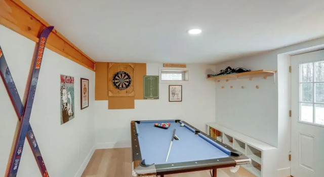 Коттедж 5 Mi to Mt Snow: Secluded Family Home w/ Game Area