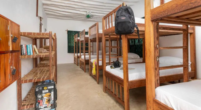 Кровать в общем номере Shanuo Beach Bungalows