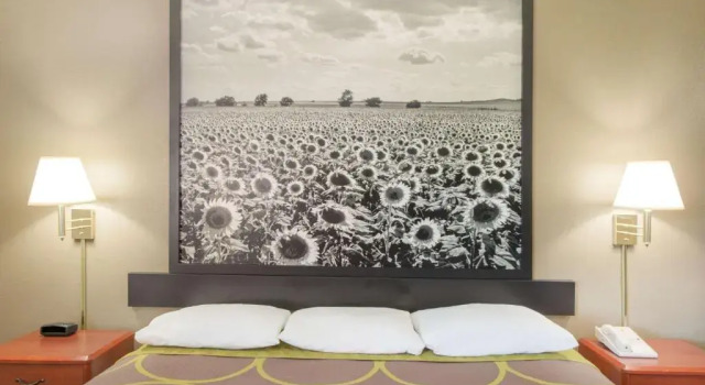 Suite Super 8 by Wyndham Iola KS