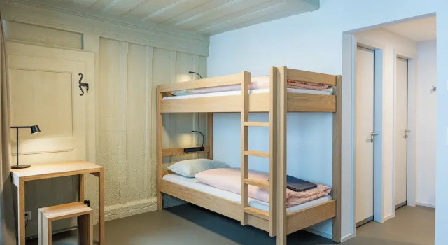 Кровать в общем номере (мужской номер) Martigny Youth Hostel