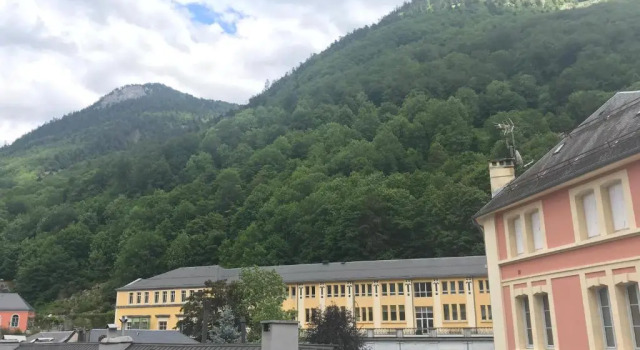 Appartement lumineux hypercentre Cauterets, Rezervasyon Daire Pyrenees National Park otoparklı oteller, Otopark