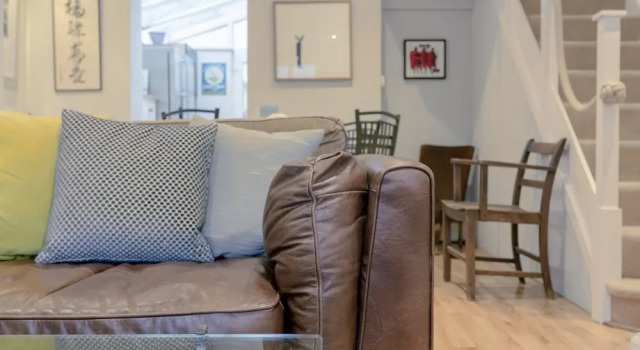 Stunning 2 Bedroom 2 Storey House in Battersea, Забронировать Дом для отпуска Коттеджи Баттерси, Коттедж
