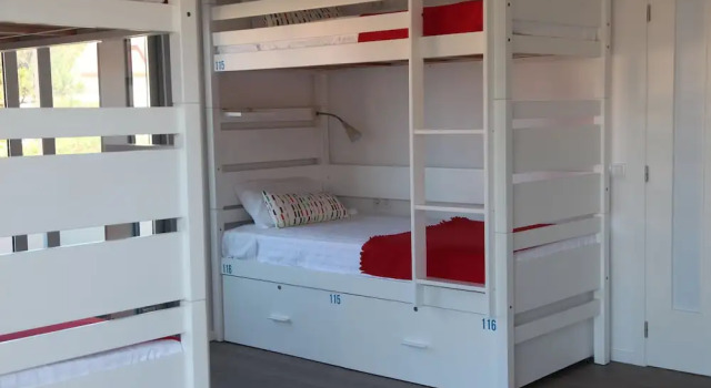 Кровать в общем номере с балконом и с видом на море UAU Hostel