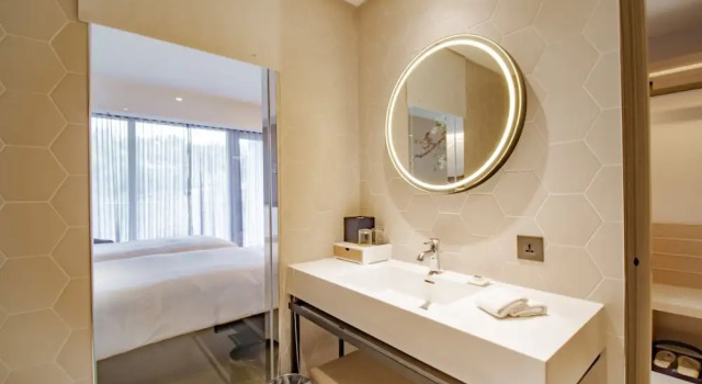 Трёхместный номер Superior с балконом Golden Tulip FAB Hotel