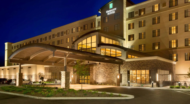 Номер Standard Embassy Suites by Hilton Akron Canton Airport