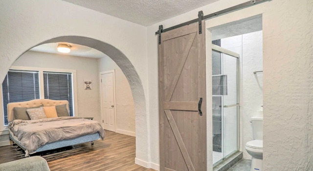 Charming & Quaint El Paso House w/ Backyard!, Rezerwuj Dom wakacyjny Hotele w El Paso z parkingiem, Parking