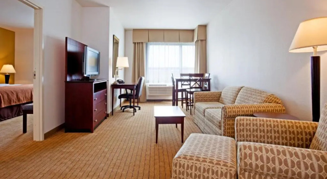 Люкс Holiday Inn Madison at The American Center by IHG