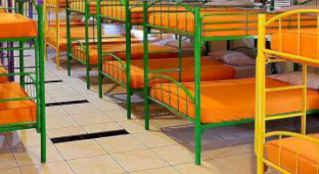 Łóżko w pokoju wieloosobowym Pondok Jatim Park Hotel