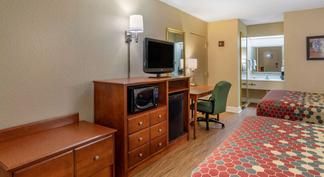Четырёхместный номер Standard Econo Lodge Cordele