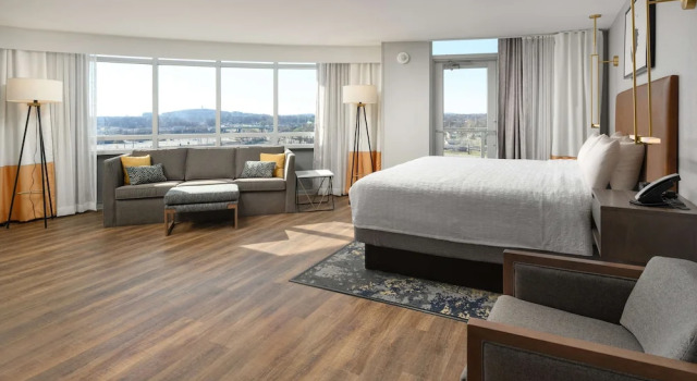 Двухместный люкс Executive с балконом Hampton Inn & Suites Huntsville Downtown, Al