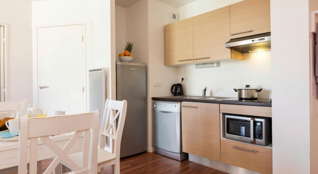 Seafront Apartment With Pool, Réserver Appartement Hôtels à Bretagne avec parking, Parking