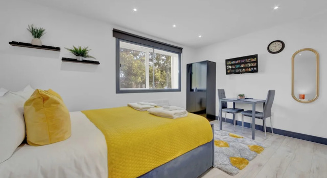 Inviting 1-bed House in Feltham, Забронировать Отель Отели Middlesex с парковкой, Парковка