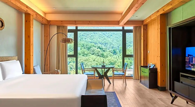 Четырёхместный номер Premium с видом на горы InterContinental One Thousand Island Lake Resort