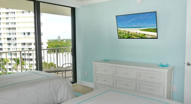 Beachfront Condo With Pool and Dazzling Ocean View, Забронировать Апартаменты/квартира Отели в центре Марко-Айленд, в центре, Парковка