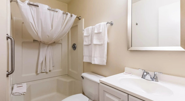 Четырёхместная студия Birch Hill Suites Louisville