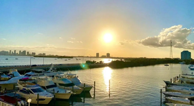 Апартаменты Deluxe waterfront one bedroom apartment with pool and free parking 5 mins drive to Miami Beach