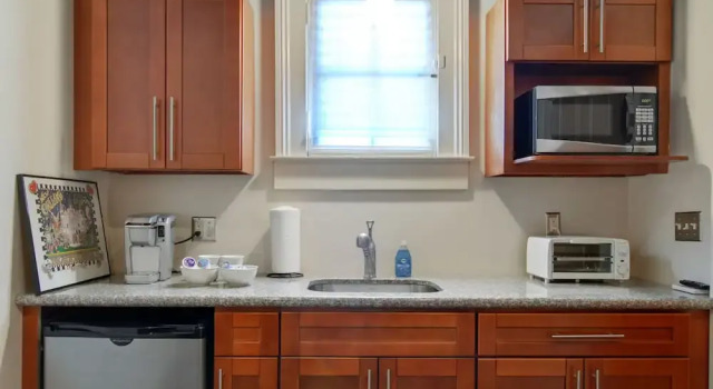 2038 Iberville Studio Rear 2BD, Забронировать Апартаменты/квартира Апартаменты Нового Орлеана, рядом с Mortuary Chapel, Апартаменты/квартира