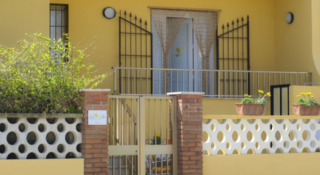 B&B Fiori Gialli Caucana, Забронировать Отель «постель и завтрак» Санта-Кроче-Камерина Долина Ното