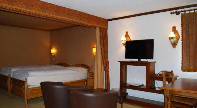 Hotel Astoria, Book Hotel Hoteller i Leukerbad med pool, Swimmingpool