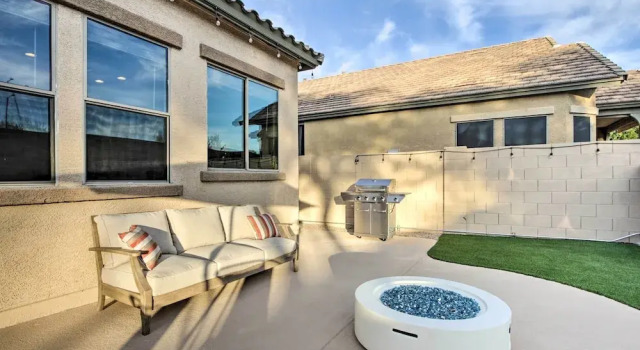 Коттедж с 3 комнатами Pool & Game Room: Home in Goodyear Near Golfing