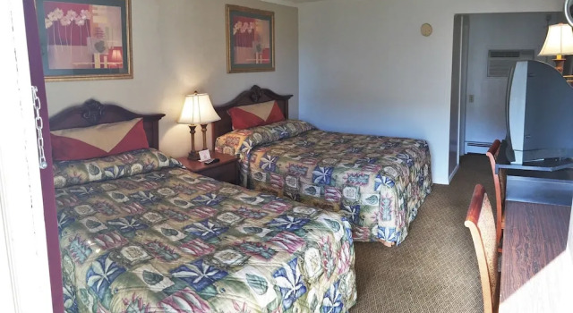 Четырёхместный номер Classic Economy Inn of Bloomington