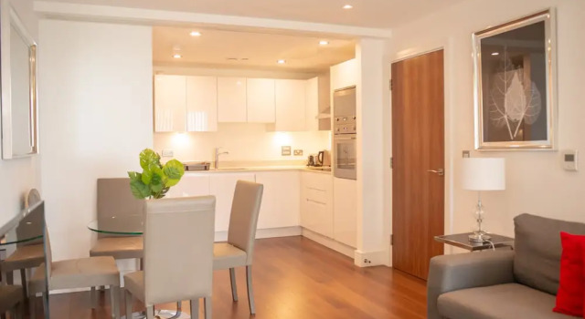 Lovely 2-bed/2-bath Apartment in Lincoln Plaza