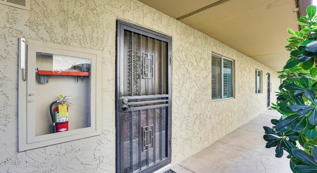 Walk to Old Town & Fashion Square, Condo w/ Patio!