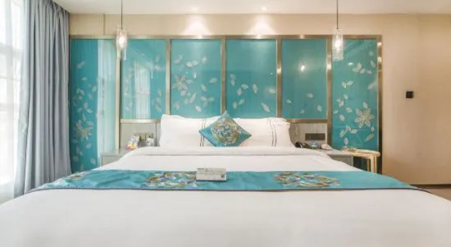 Люкс Deluxe Xiyuemoon Hotel (Kunming Harmony Square Linyuqiao Subway Station Hotel ))