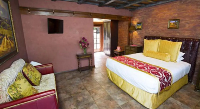 Двухместный номер Standard Madonna Inn