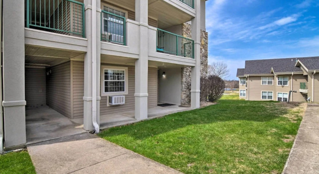 Branson Resort Condo w/ Scenic Patio & Pool Access, Varaa Lomakeskus Lomahotellit kohteessa Missouri, Lomakeskus