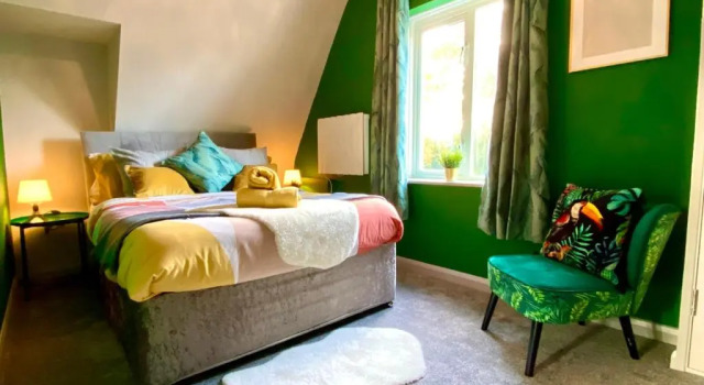 Beautiful Stylish 2 Bedroom Apartment! - 5 Minute Walk to the Best Beach! - Great Location - Parking - Netflix - Fast WiFi - Smart TV - Newly decorated - sleeps up to 6! Close to Bournemouth & Poole Town Centre & Sandbanks, Varaa Huoneisto Asunnot kohteessa Merseyside, Huoneisto
