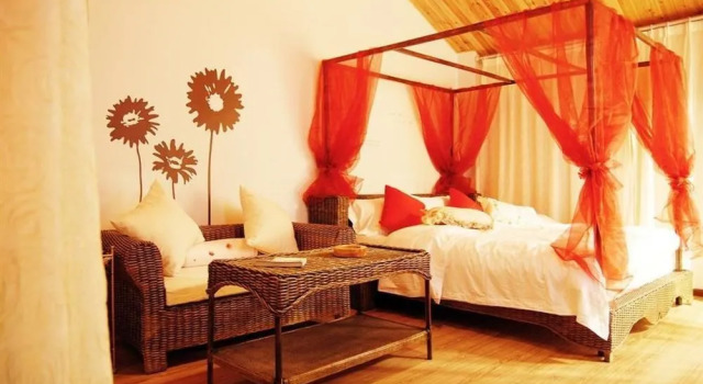 Overseas Inn, Забронировать Отель Отели Лицзян с парковкой, рядом с Zhongyi Market, Парковка