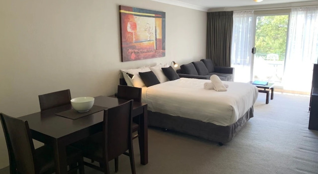 Horizons 115 - Lake Jindabyne Waterfront