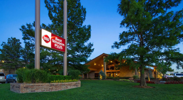 Кровать в общем номере Best Western Plus Saddleback Inn & Conference Center