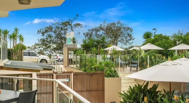 Апартаменты Superior Bayview Beachfront Apartments, in town right on the beach
