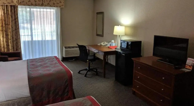 Четырёхместный номер Standard Ramada by Wyndham Raleigh