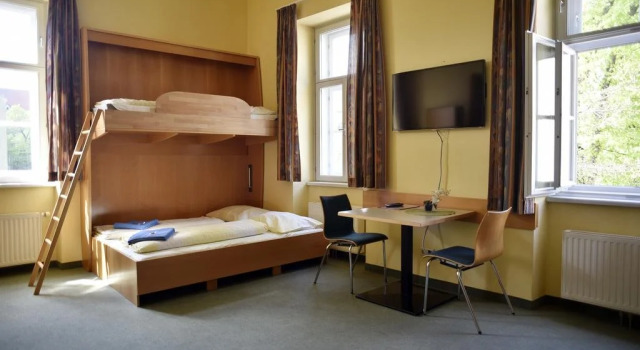 Junges Hotel Tulln, Rezerwuj Hotel Hotele i noclegi w Tulln, Hotel