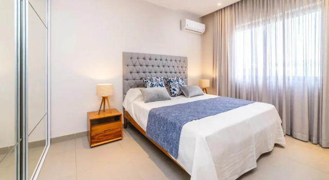 Penthouse 13 - One Bay Residence with private rooftop terrace and dip in pool, Rezerwuj Hotel Hotele w Pereybere z basenem, Basen
