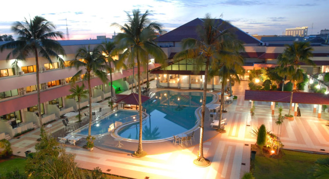 Кровать в общем номере Novotel Pontianak Convention Centre