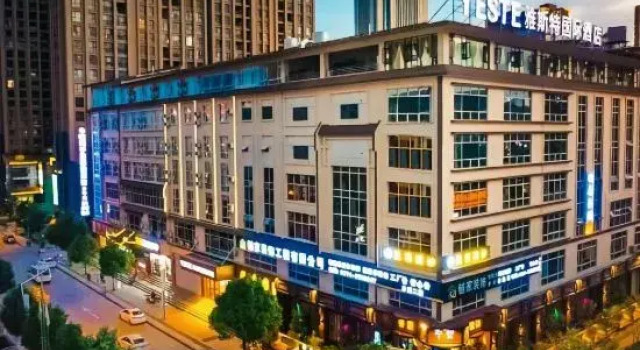 Yeste International Hotel (Qujing Qilin District Jiacheng Commercial Plaza), Rezerwuj Hotel Hotele w Qujing z parkingiem, Parking