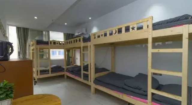 Кровать в общем номере hangzhouaiyizuocheng Inn