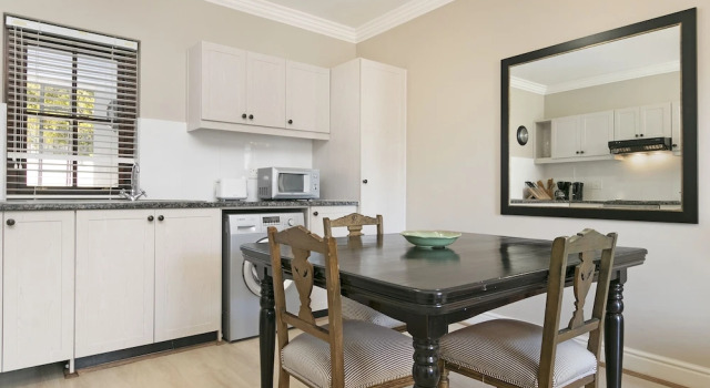 Коттедж Winelands Golf Lodges 30