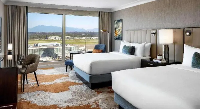 Четырёхместный люкс c 1 комнатой Fairmont Vancouver Airport In-Terminal Hotel