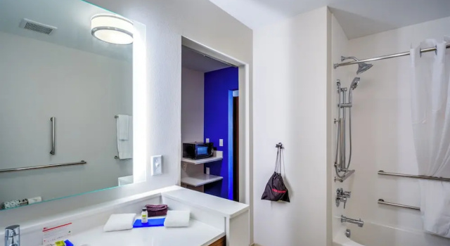 Четырёхместный номер Standard Holiday Inn Express & Suites Reedsville - State Coll Area by IHG