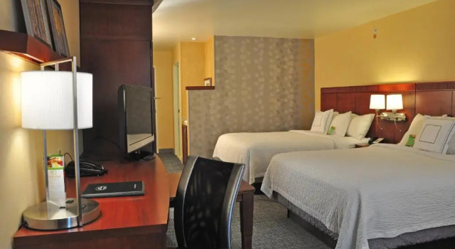 Четырёхместный номер Standard Courtyard by Marriott Kingston