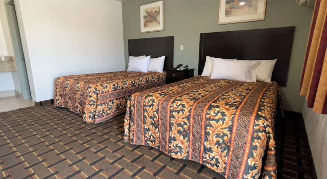 Standard Vierer Zimmer Budget Inn Ada