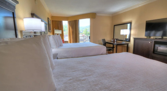 Четырёхместный номер Standard с балконом Edgewater Hotel - Gatlinburg