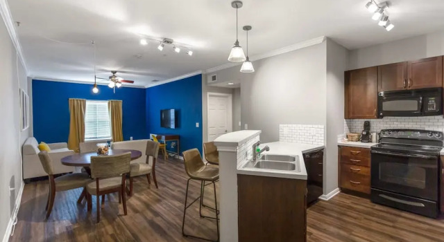 Люкс Charming 1BD in Trendy West End Neighborhood
