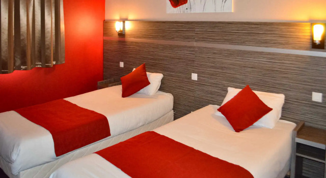 Четырёхместный номер Standard Kyriad Dijon Sud - Longvic
