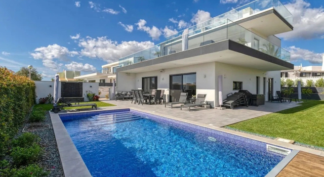 Коттедж Manatee Modern Luxurious Villa